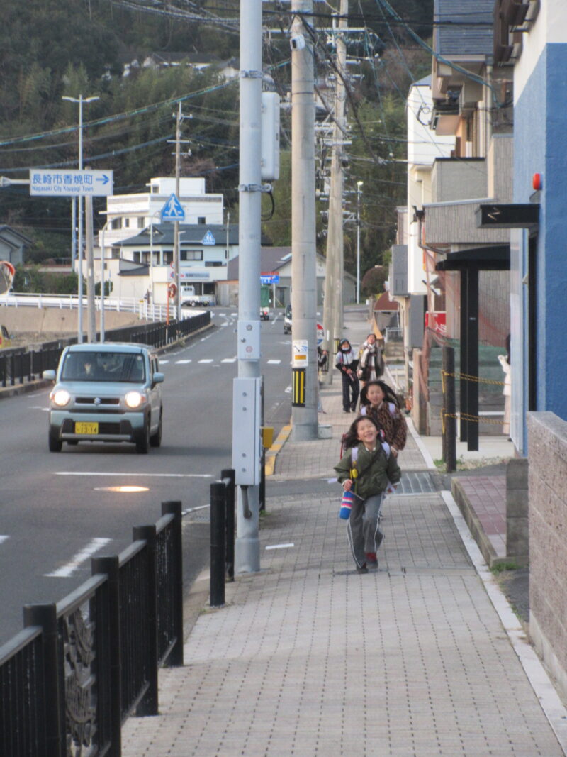 寒くても歩いて登校していますの画像