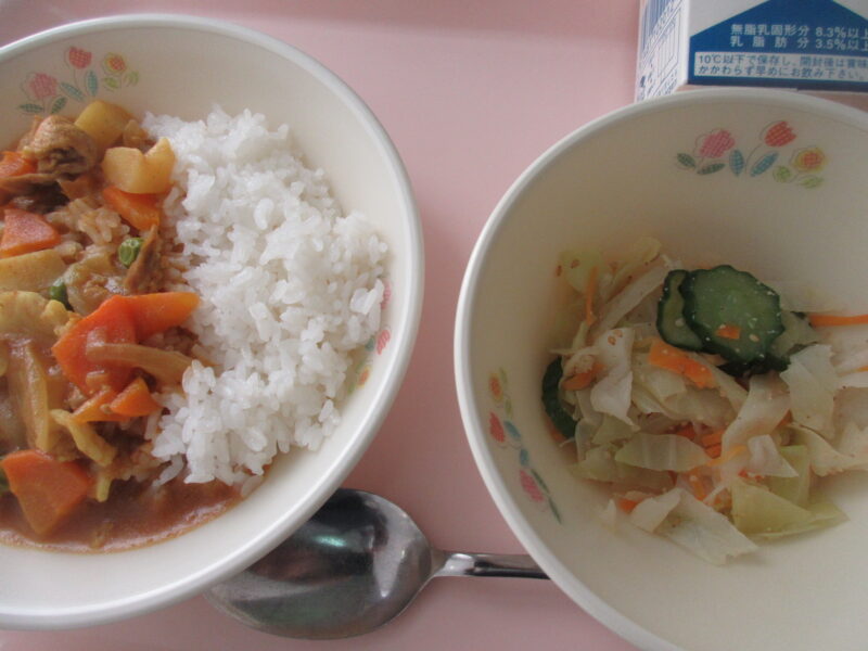 給食はカレーですの画像