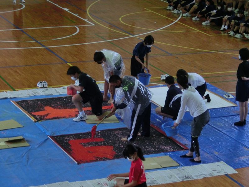 体育大会恒例　書道パフォーマンスの画像