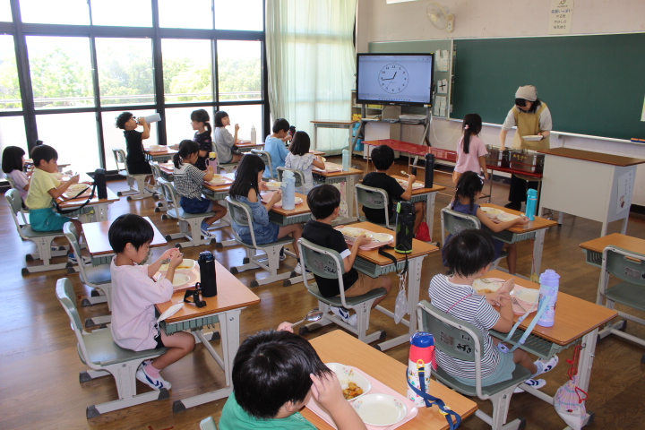 ８月２５日給食試食の画像