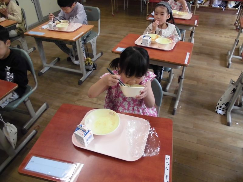 １年生「給食始まり」の画像