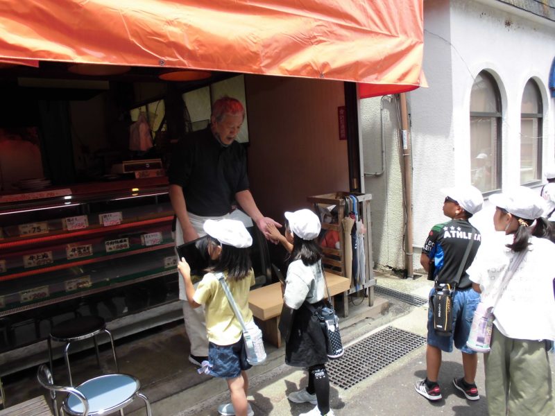 ２年生活科「町たんけん」の画像