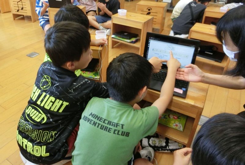 端末を活用したゲストティーチャーとの音楽学習の画像