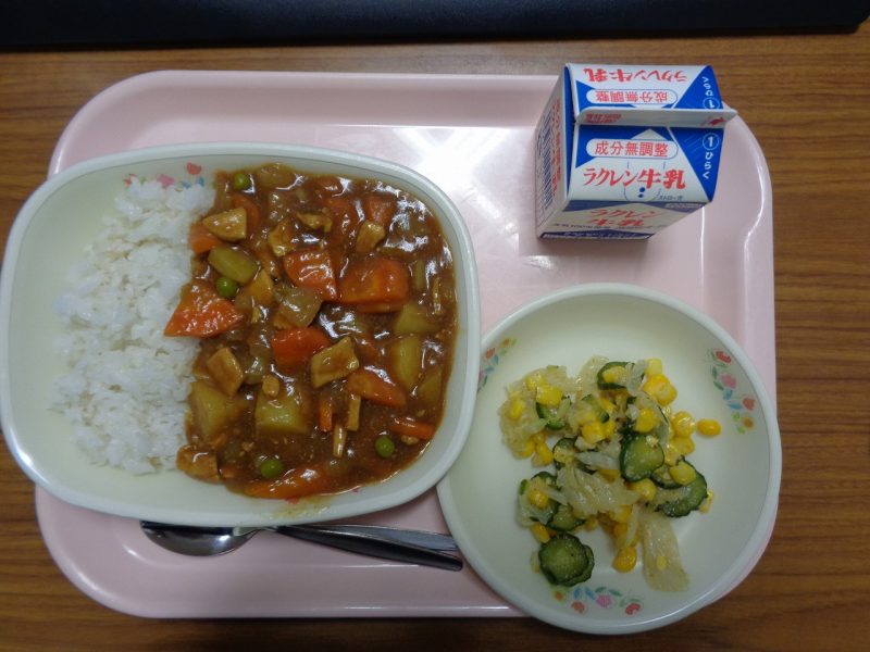 1年生はじめての給食の画像