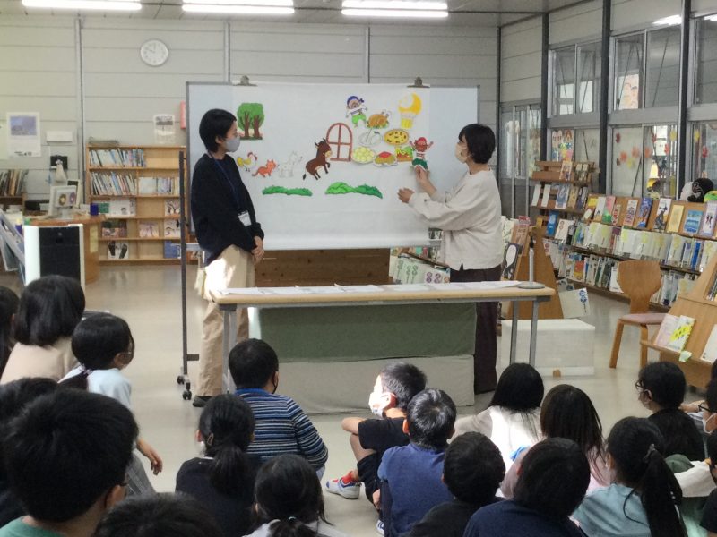図書ボランティアの方による読み聞かせの画像