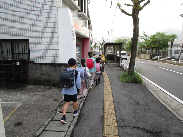集団登校の画像
