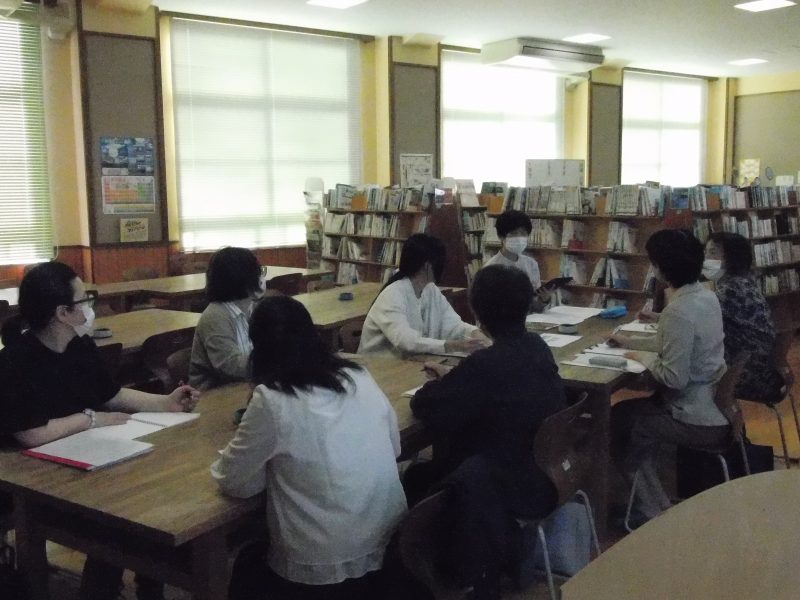 学校司書さんの視察の画像