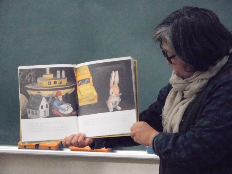 ３年生への読み聞かせの画像