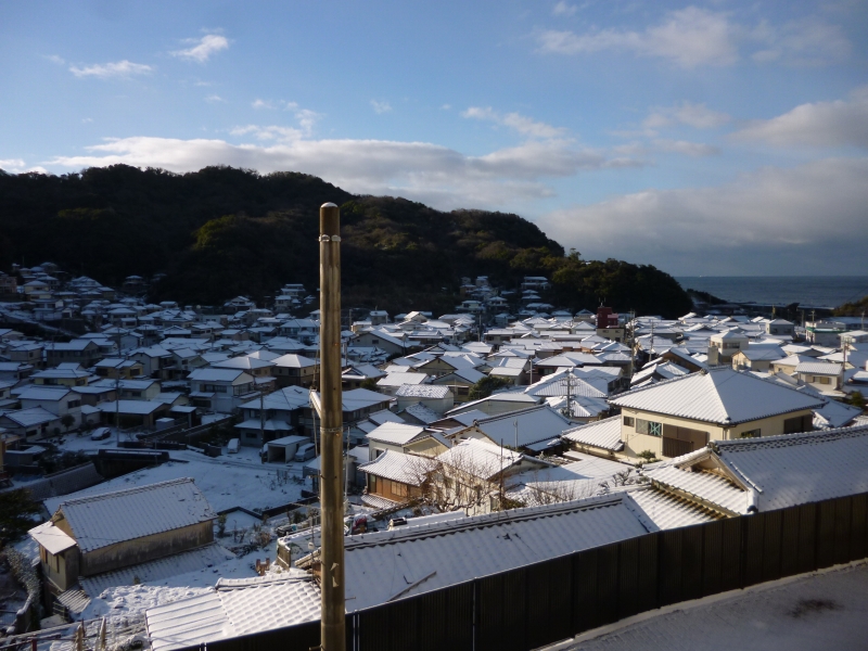 雪の式見小学校の画像