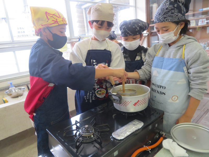 １１月～１２月　調理実習（５・６年生 家庭科）の画像