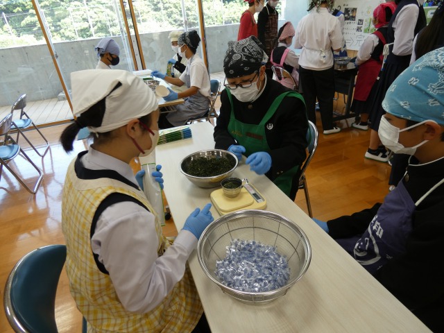新茶袋詰めの画像