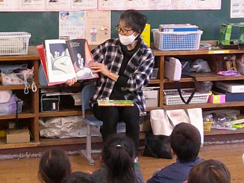 充実したひととき～地域の方による読み語りの画像