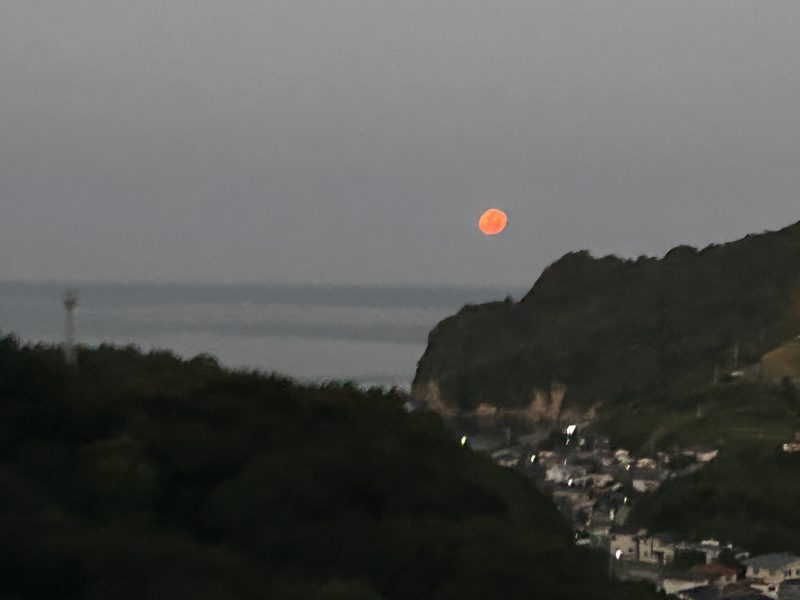 赤色の月の画像