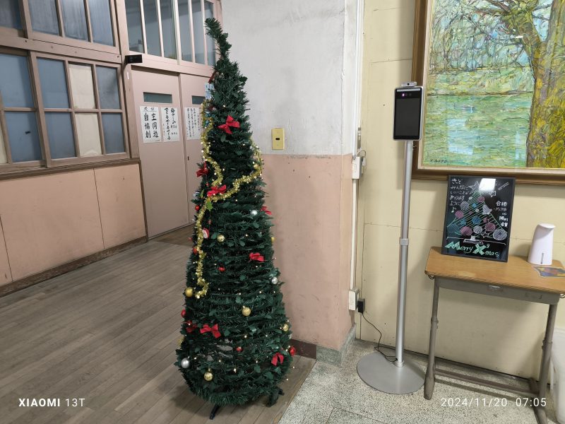 育成協の皆様からの贈り物　クリスマスツリーとメッセージボードの画像